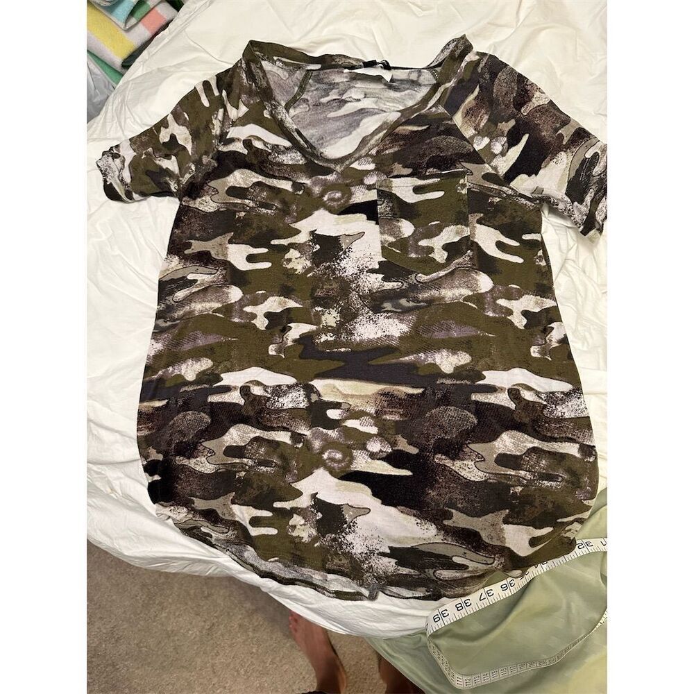 Rock & Republic women’s Camo V-Neck Tee with Pocket Size S